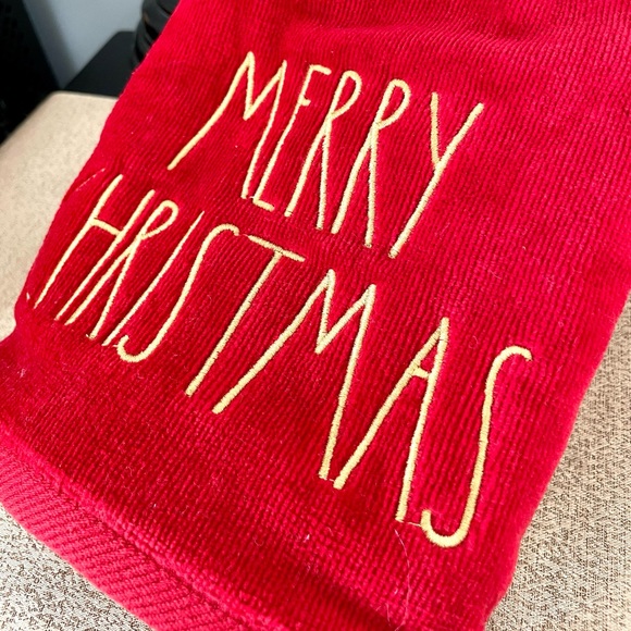 NWT Rae Dunn SET OF 2 MERRY CHRISTMAS Bathroom Hand Towels - Picture 2 of 8
